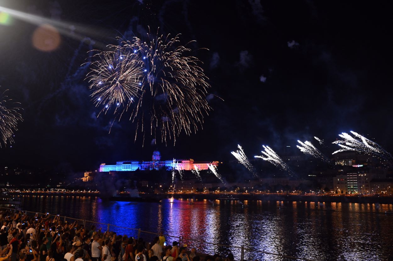 Augusztus 20-ai tűzijáték Budapesten, háttérben a Vár.