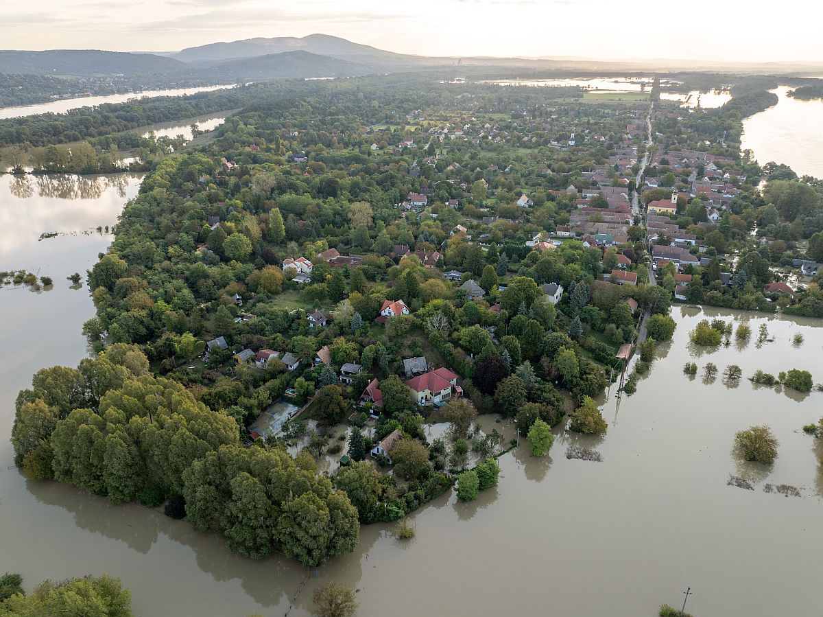 A drónnal készült felvételen a megáradt Duna Kisoroszinál napfelkeltekor 2024. szeptember 20-án.