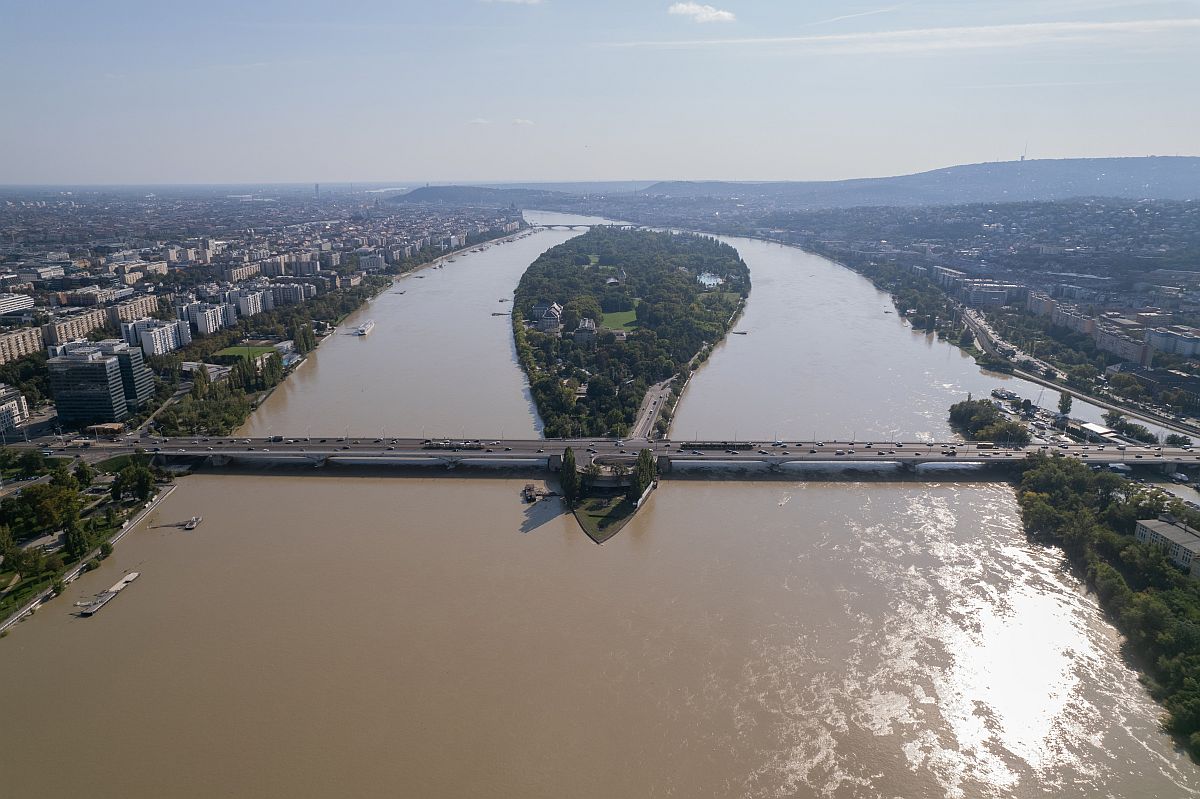 A drónnal készült felvételen az áradó Duna Budapest belvárosi szakaszán 2024. szeptember 19-én. Középen az Árpád híd és a Margitsziget.