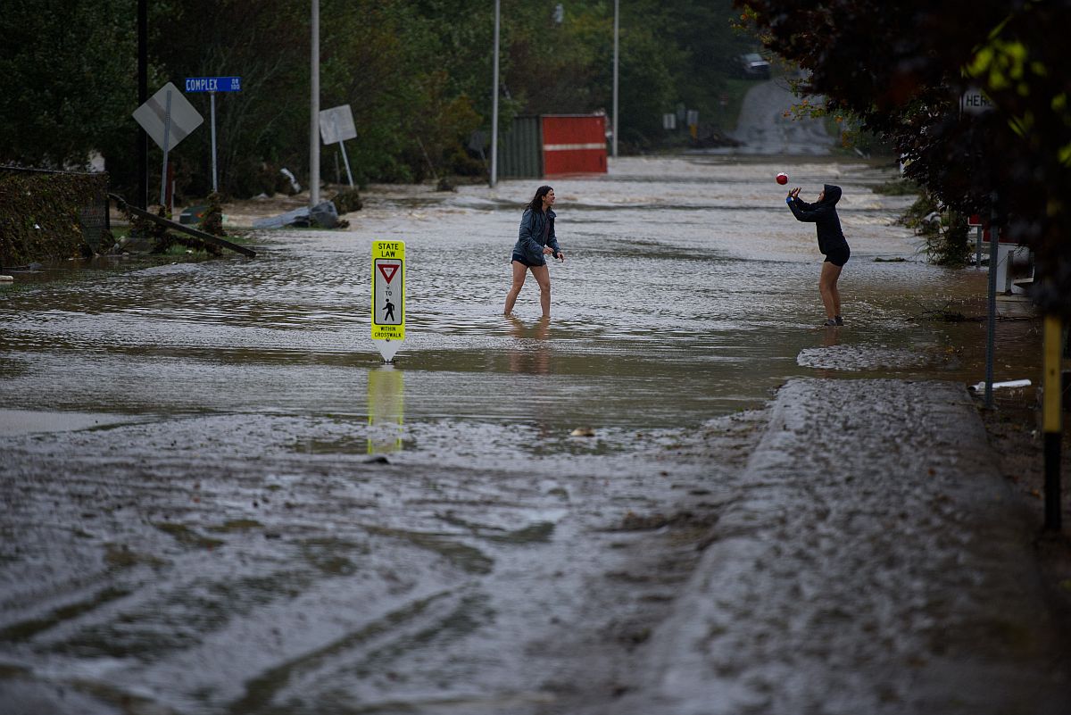 Utcakép az áradás levonulása után az észak-carolinai Boone-ban.