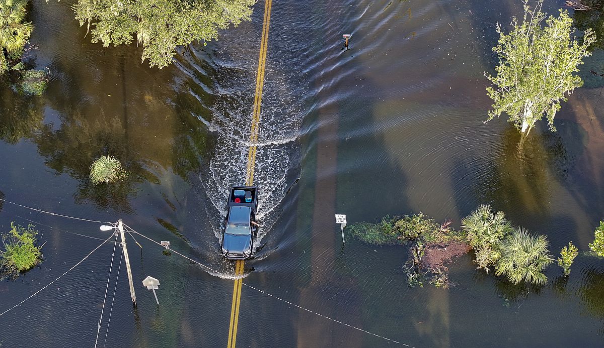 Vízzel elárasztott úttest Floridában