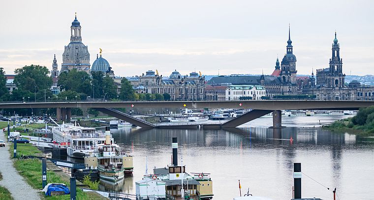 Az Elbán átívelő drezdai Carola-híd egy leomlott része.