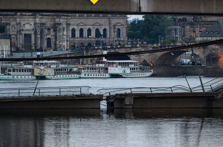 Az Elbán átívelő drezdai Carola-híd egy leomlott része.