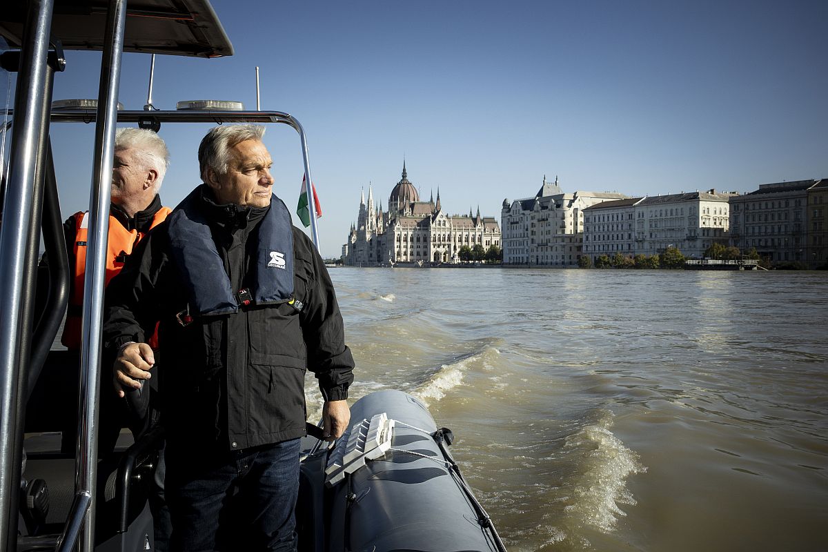 Orbán Viktor miniszterelnök motorcsónakról ellenőrzi a dunai árvízvédelmi munkát Budapesten 2024. szeptember 21-én.