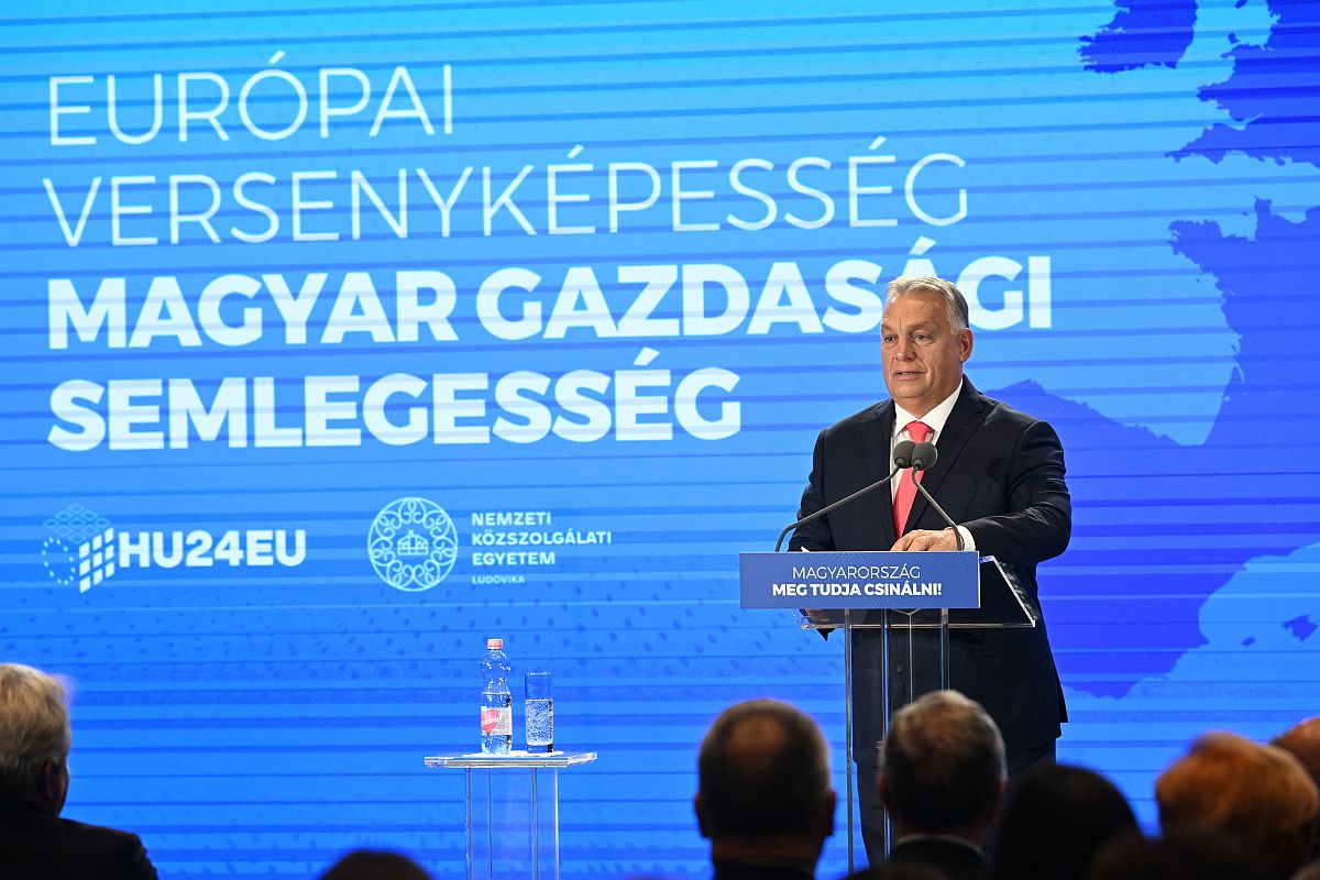 Orbán Viktor miniszterelnök beszédet mond a Nemzeti Közszolgálati Egyetem (NKE) Európai versenyképesség, magyar gazdasági semlegesség című konferenciáján az NKE Ludovika főépületében, a Széchenyi-díszteremben 2024. szeptember 25-én.