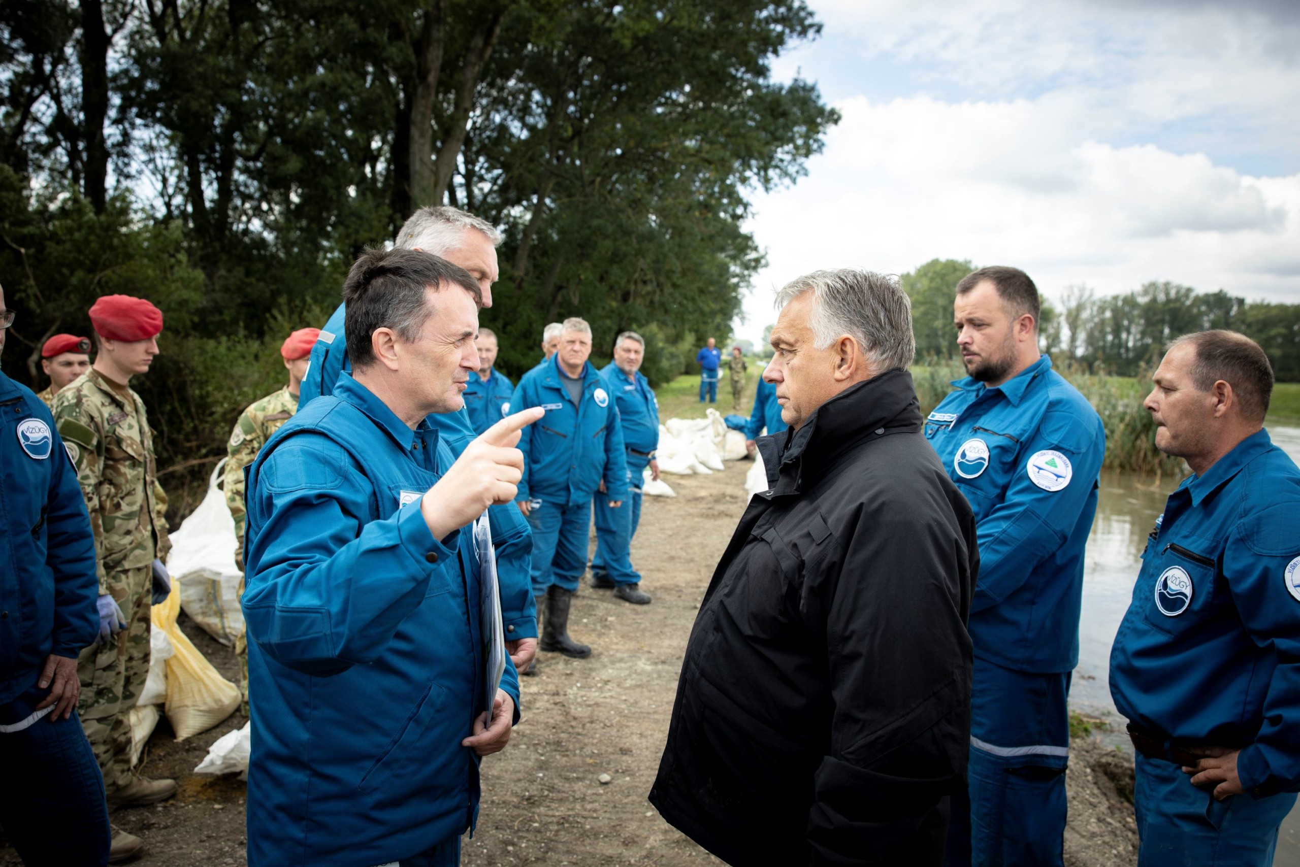 Orbán Viktor miniszterelnök (j3) a Lajta-menti árvízvédelmi munkálatokat ellenőrzi Hegyeshalom térségében 2024. szeptember 17-én.