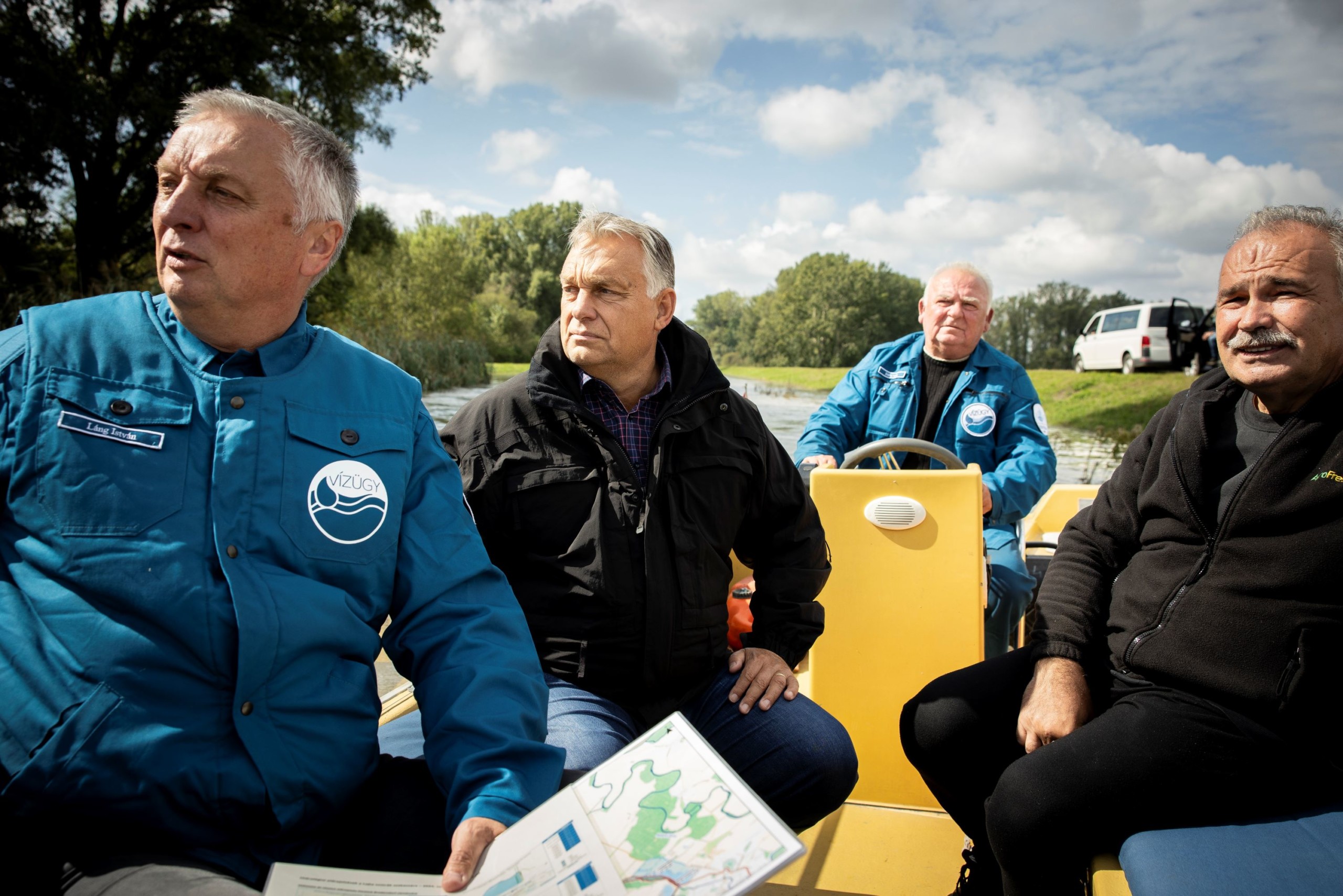 Orbán Viktor miniszterelnök (b2) a Lajta-menti árvízvédelmi munkálatokat ellenőrzi Hegyeshalom térségében 2024. szeptember 17-én.