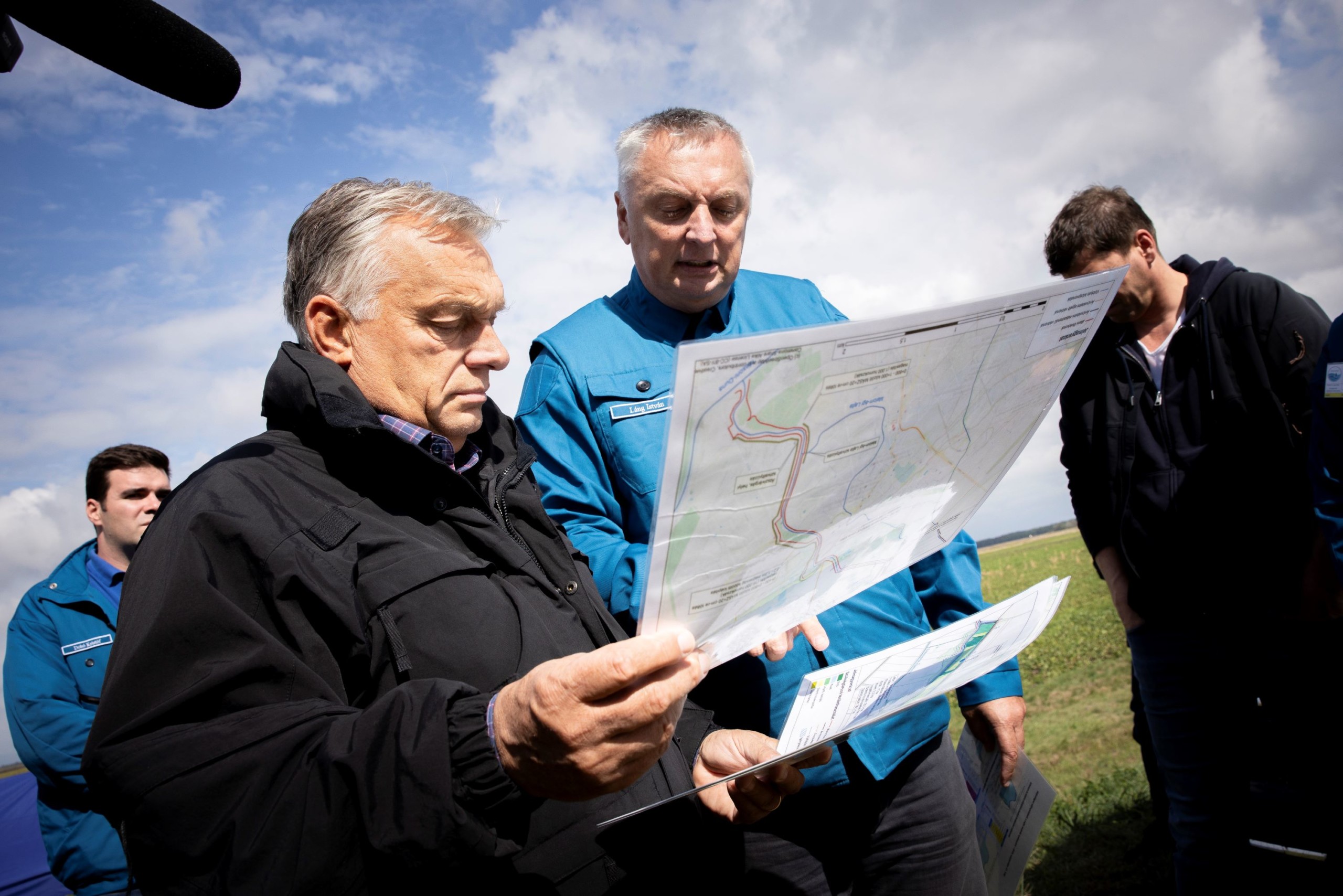 A Miniszterelnöki Sajtóiroda által közreadott képen Orbán Viktor miniszterelnök (b) a Lajta-menti árvízvédelmi munkálatokat ellenőrzi Hegyeshalom térségében