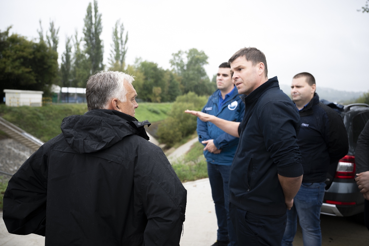 Orbán Viktor miniszterelnök árvízvédelmi ellenőrzést tart