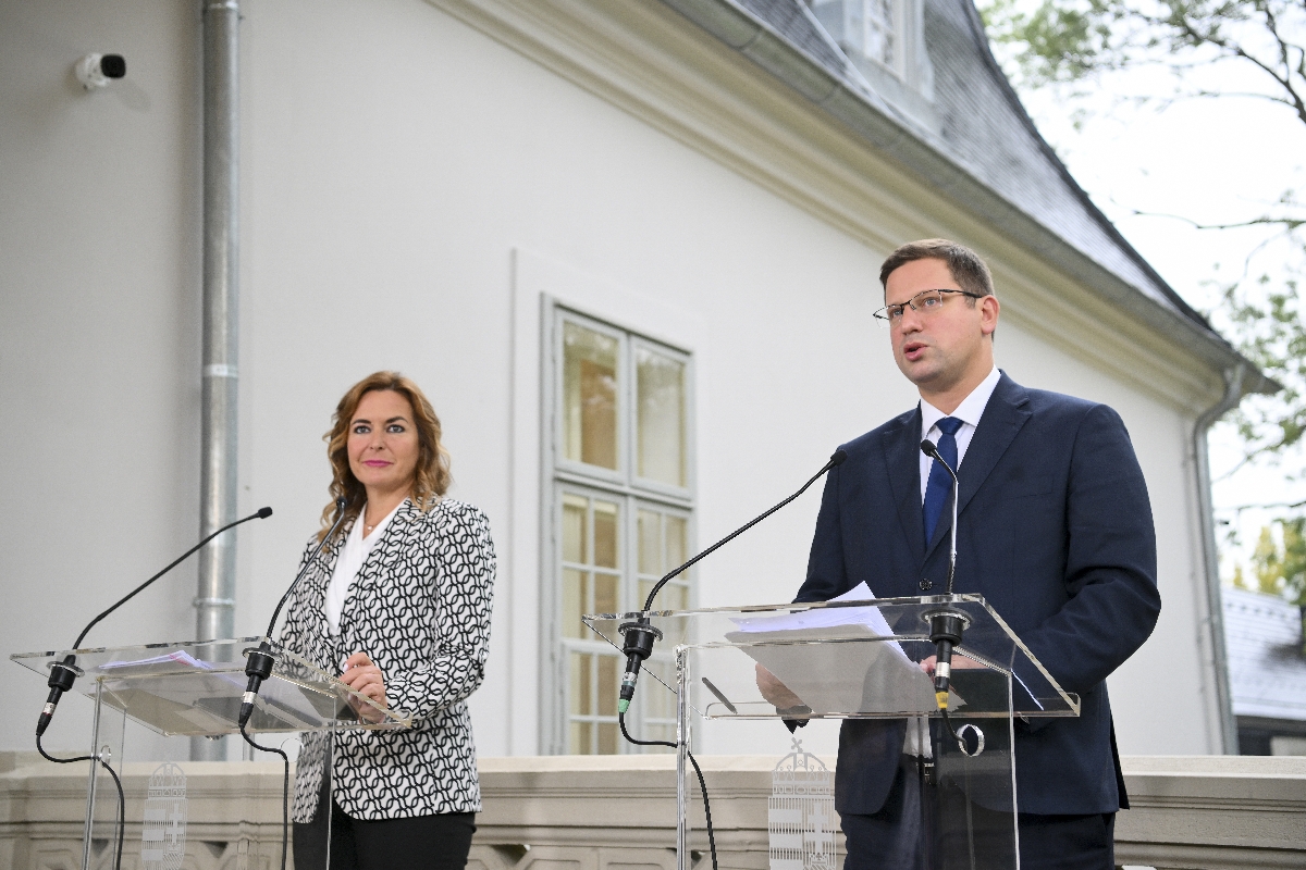 Gulyás Gergely, a Miniszterelnökséget vezető miniszter és Vitályos Eszter kormányszóvivõ a Kormányinfó sajtótájékoztatón a kormány kihelyezett ülésén Geszten