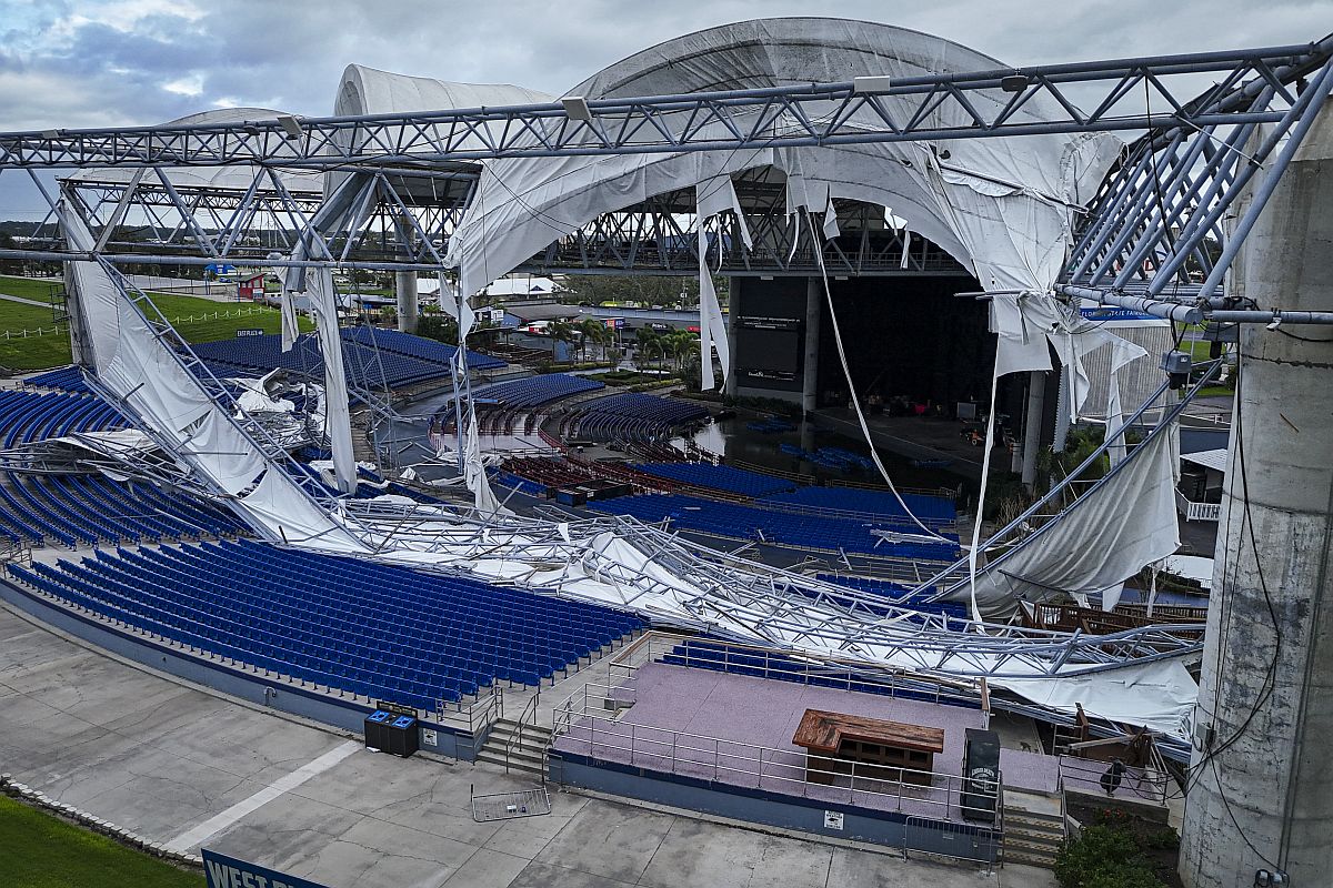 A Tropicana Field stadion megtépázott tetőszerkezete a Milton hurrikán átvonulása után St. Petersburgban.