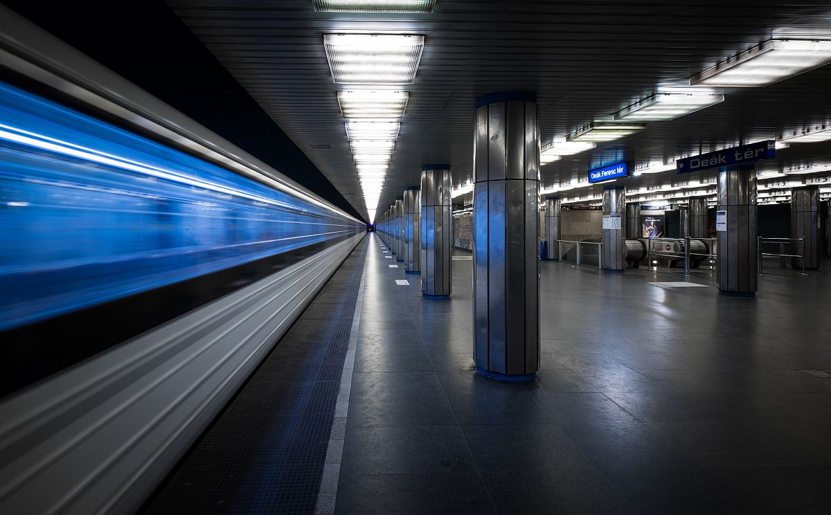 Elsuhanó metrószerelvény a Deák téri üres megállóban.