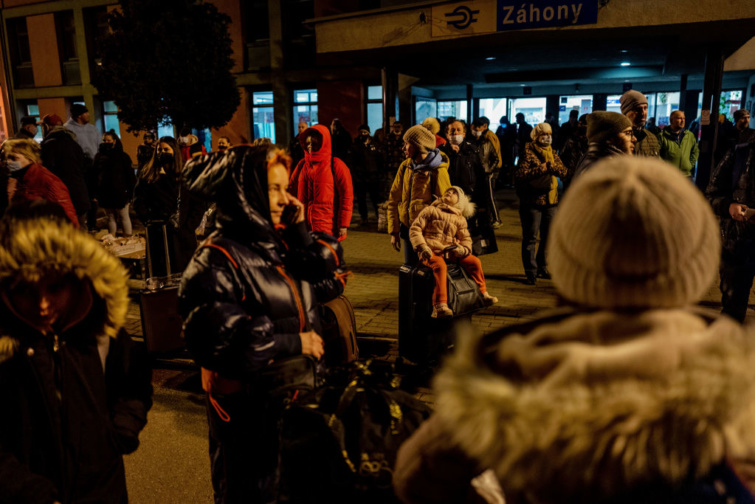 Menekültek a záhonyi vasútállomáson szombat éjjel - a MÁV díjmentes utazást biztosít az Ukrajnából érkezőknek