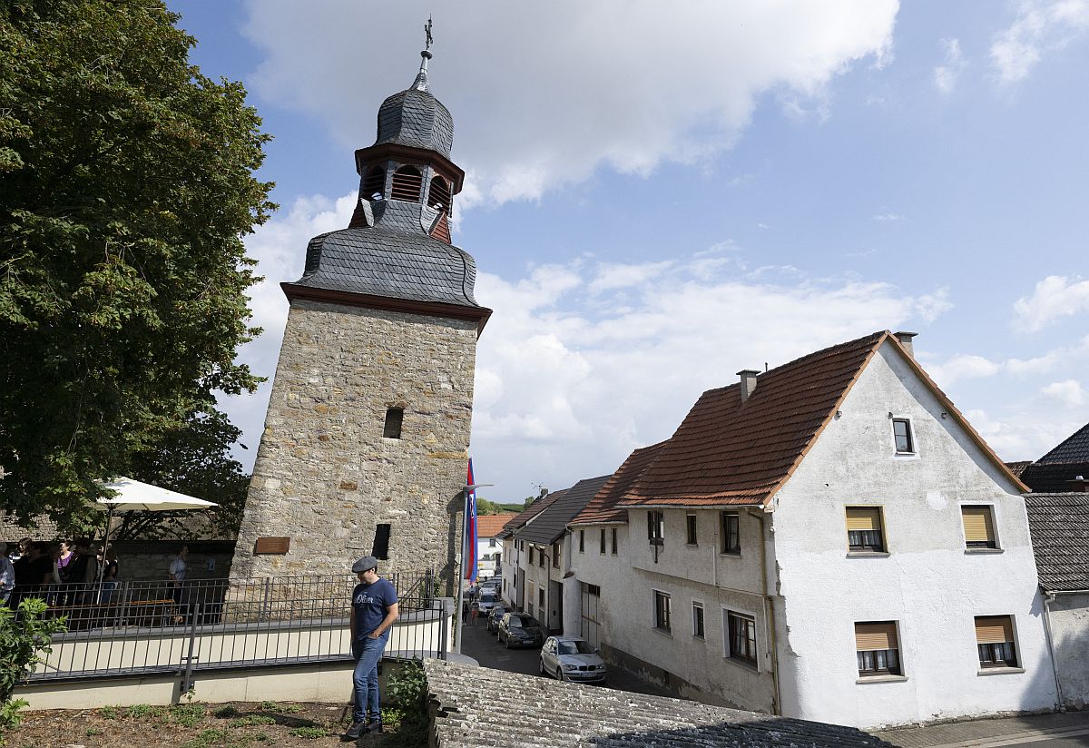 Ferde harangtorony a nyugat-németországi Gau-Weinheimban.