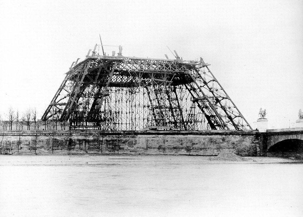 Az Eiffel-torony építésének első szakasza