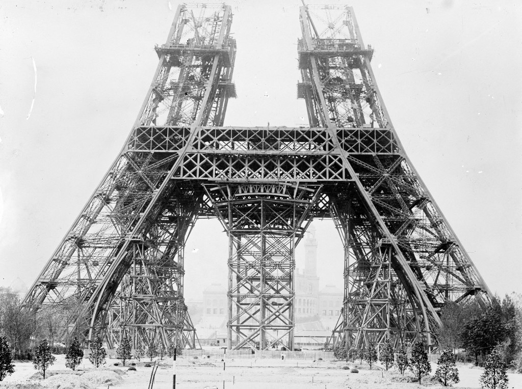 Az Eiffel-torony első két emelete az építés során