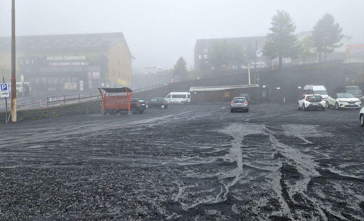 Vulkáni hamuval borított parkoló az Etna tűzhányó kitörése után a szicíliai Nicolisiben 2023. május 21-én.