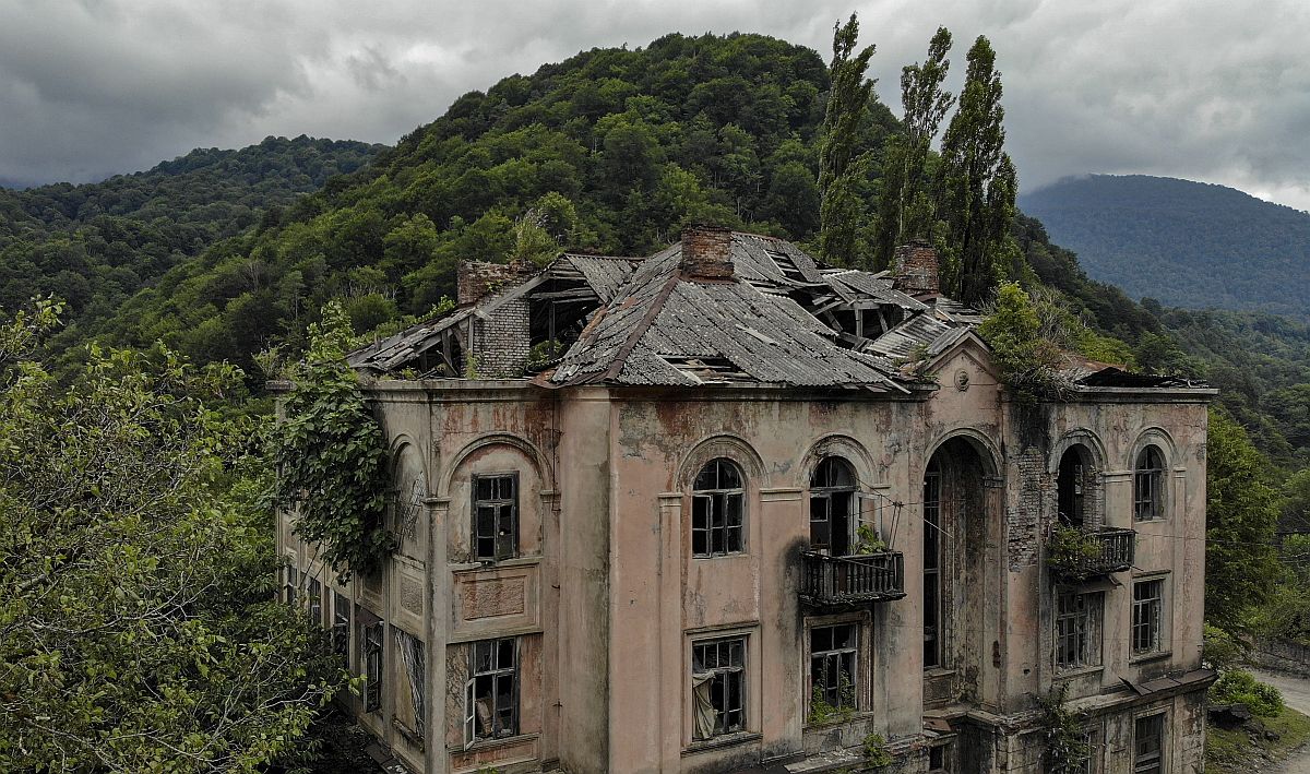 2023. július 21-i felvétel egy romos lakóépületről az abháziai Akarmarában.