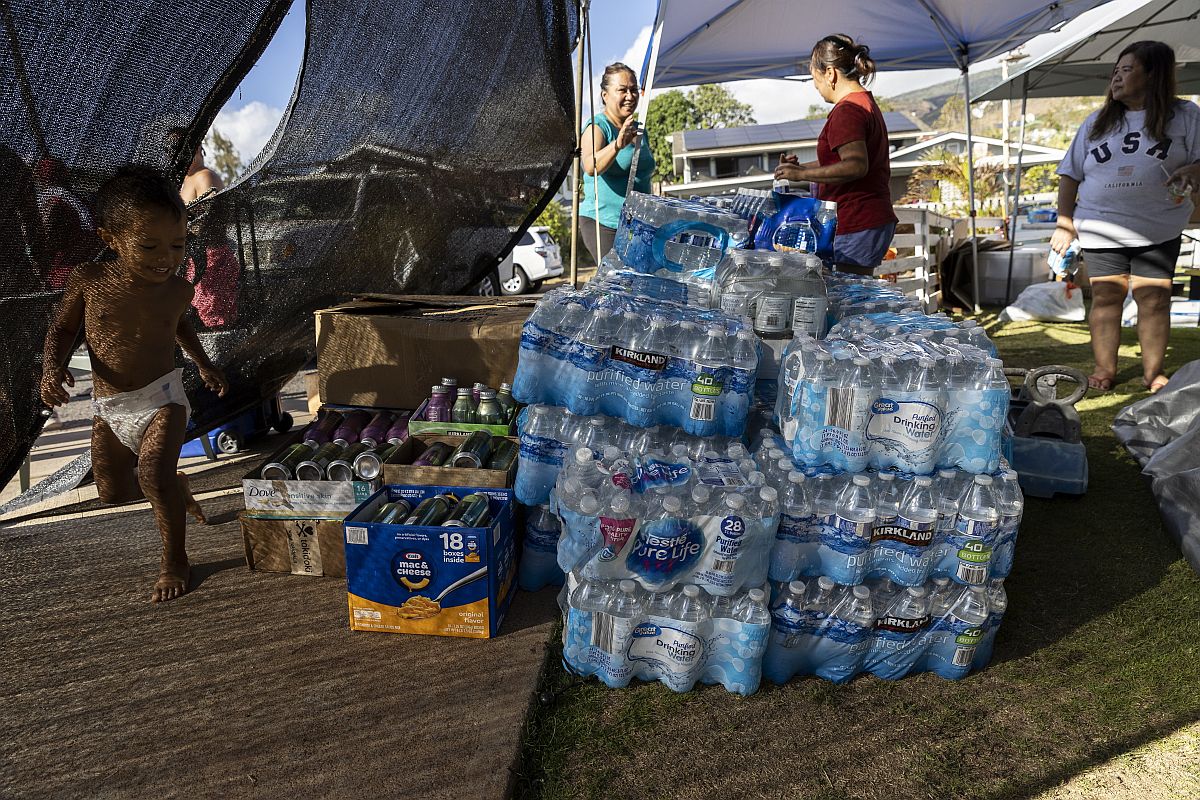 Erdőtűz károsultjainak megsegítésére küldött adományok elosztóhelyére érkezik ivóvíz a hawaii Maui-szigeten fekvő Lahainában 2023. augusztus 13-án.