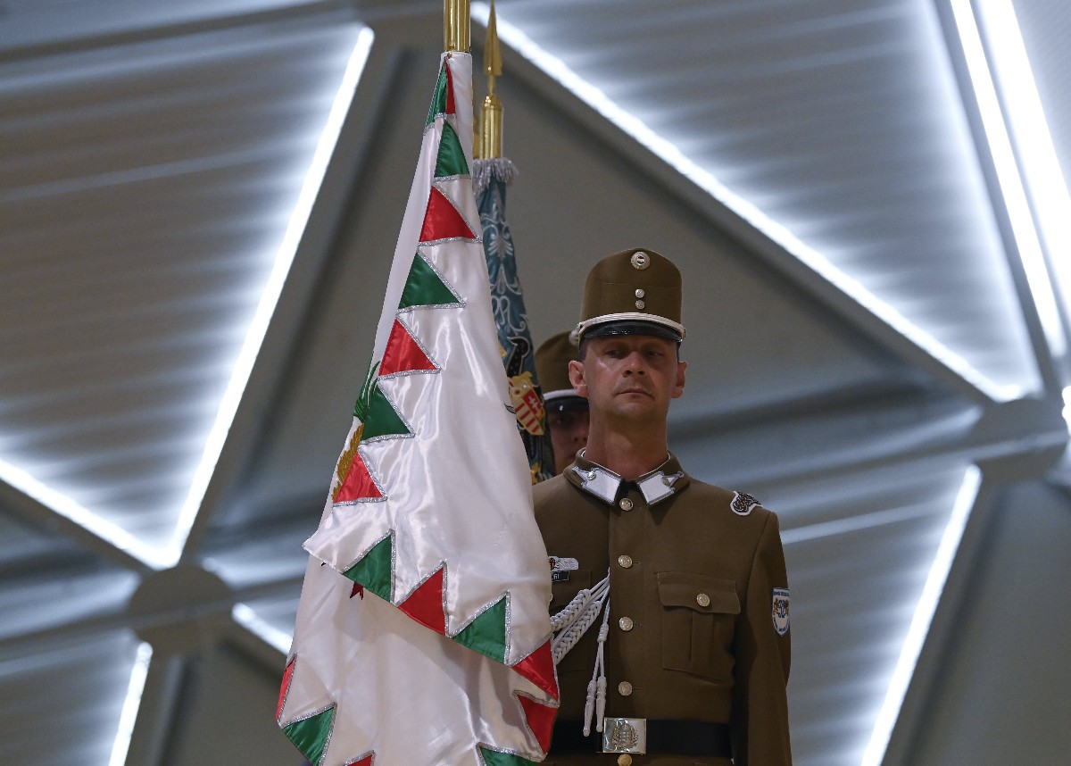 A történelmi zászlók a Honvédelmi Minisztérium és a Magyar Honvédség, a nemzeti ünnep alkalmából tartott központi ünnepségén a Bálna Honvédelmi Központban 2023. augusztus 17-én.
