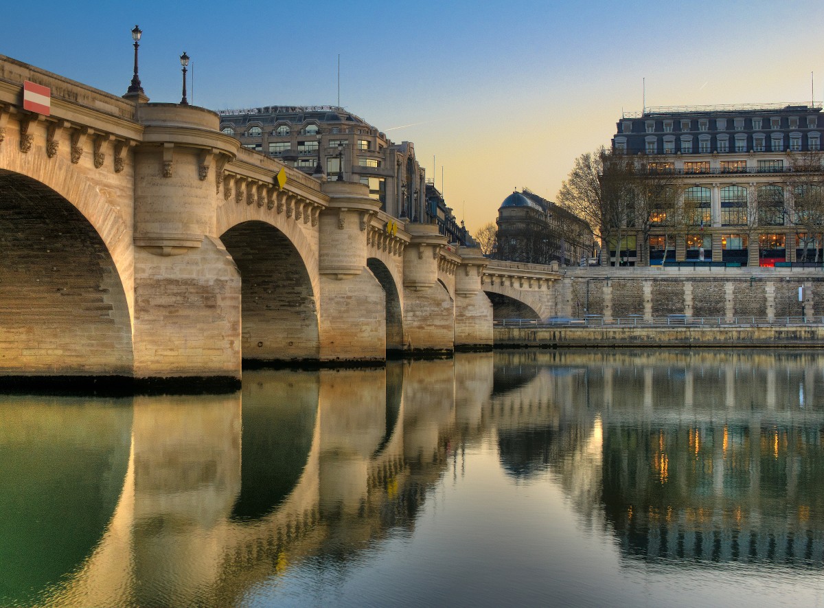 A Pont Neuf (magyarul Új Híd) a legöregebb híd, amely a Szajna folyó felett Párizsban.