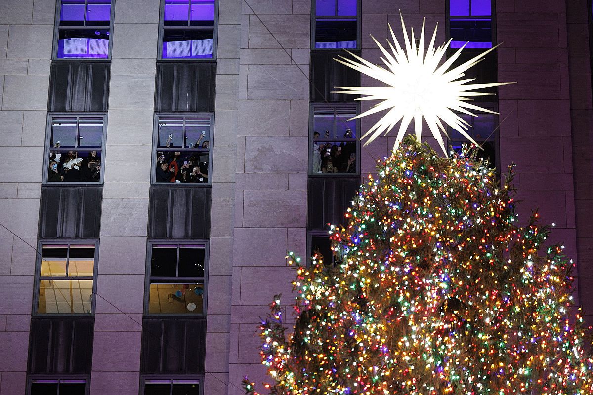 Fényárban úszik a New York-i Rockefeller Központ előtt felállított karácsonyfa.