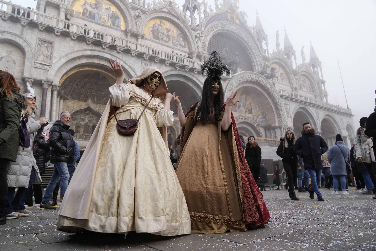 A velencei karnevál résztvevői