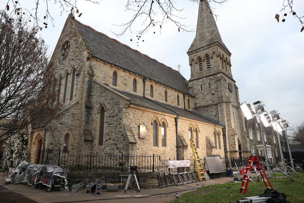A londoni St James templom képe, körülötte forgatási kellékek