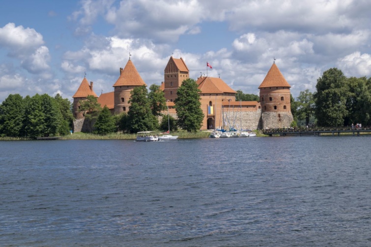  A Galve-tó közepén található Trakai kastély látképe Trakai-ban, Litvániában.