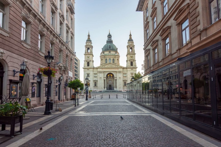 Budapest Zrínyi utcája, háttérben a Bazilika