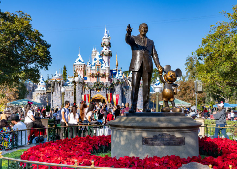A kaliforniai Disneyland kapujában Walt Disney és Miki egér bronz szobra, háttérben a palota.