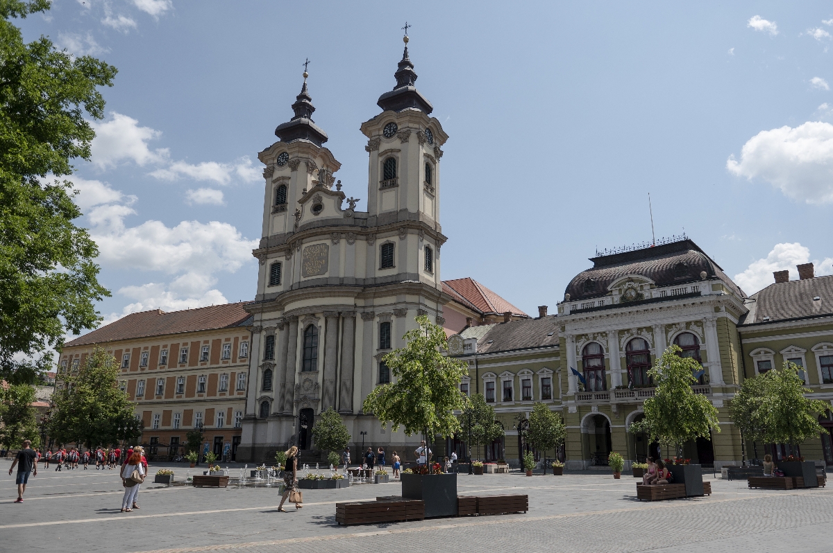 A Páduai Szent Antal templom és a városháza az egri Dobó téren