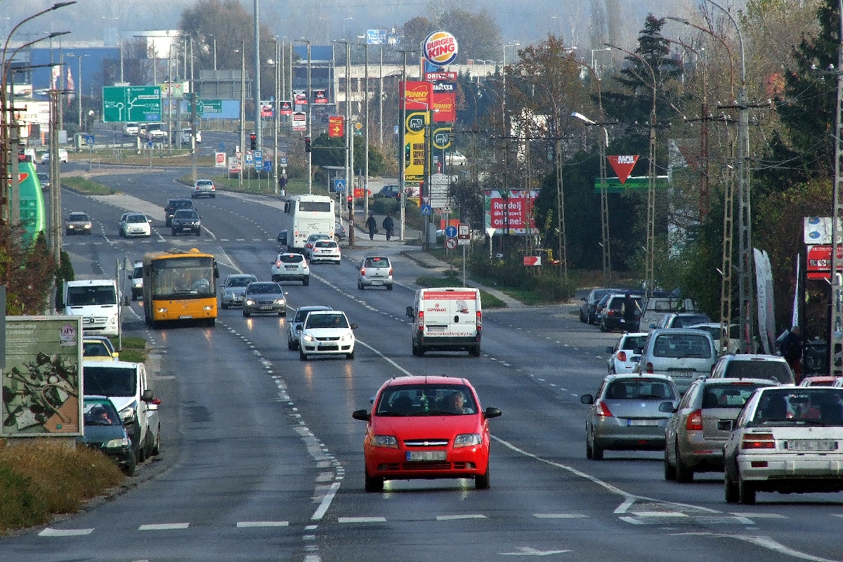 Érd, 2018. november 16. Gépjármûforgalom a városból kivezetõ Budai úton hétköznap délidõben.