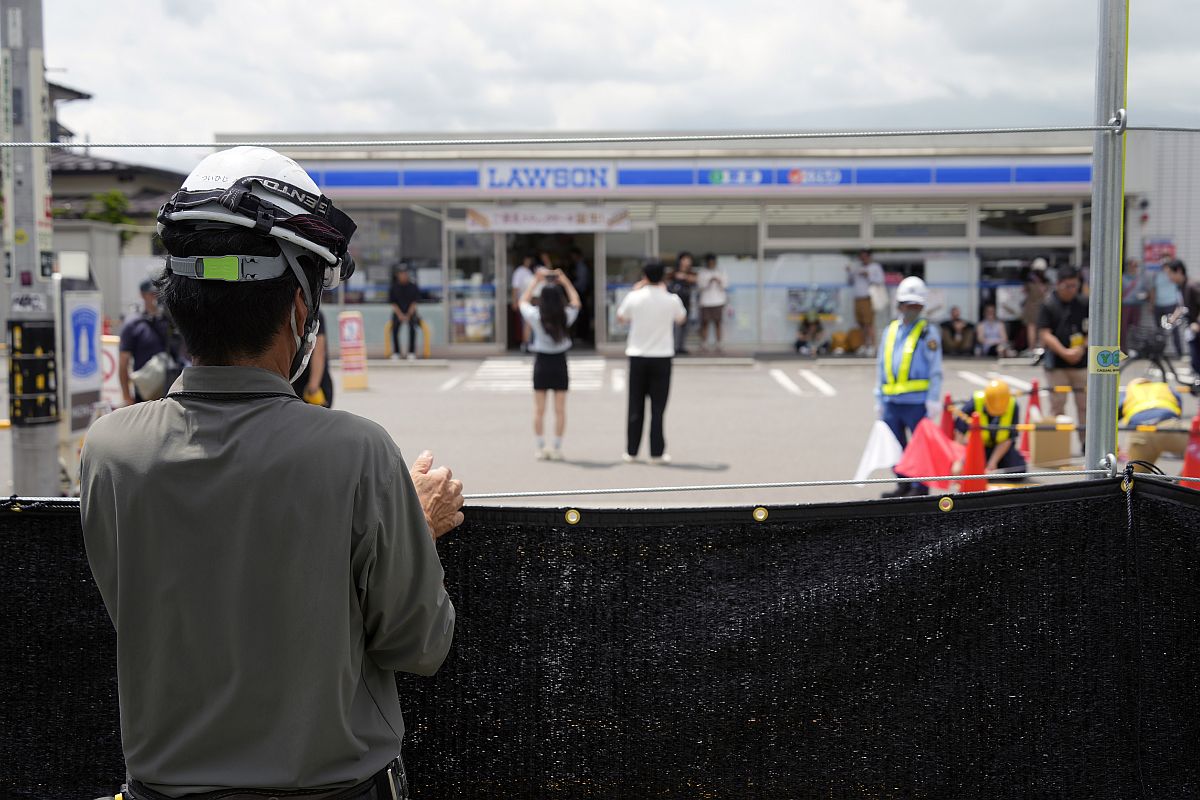 A Fudzsira néző kilátást akadályozó kerítést épít egy munkás a Fudzsikavagucsikóban fekvő Lawson-üzlet elé 2024. május 21-én.