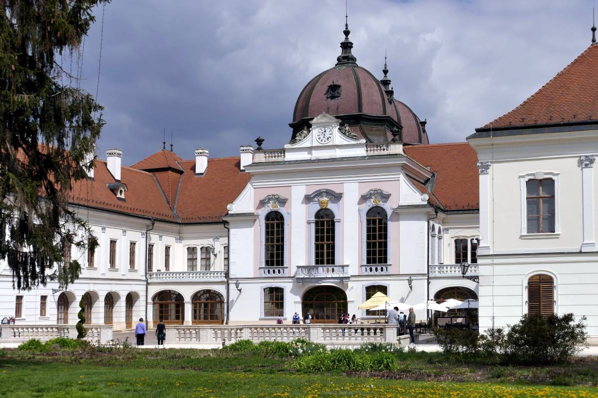 A Grassalkovich-kastély (másként a Gödöllői Királyi Kastély) felújított és az elmúlt csaknem három évtized során látogatott turistacentrummá fejlődött épülete.