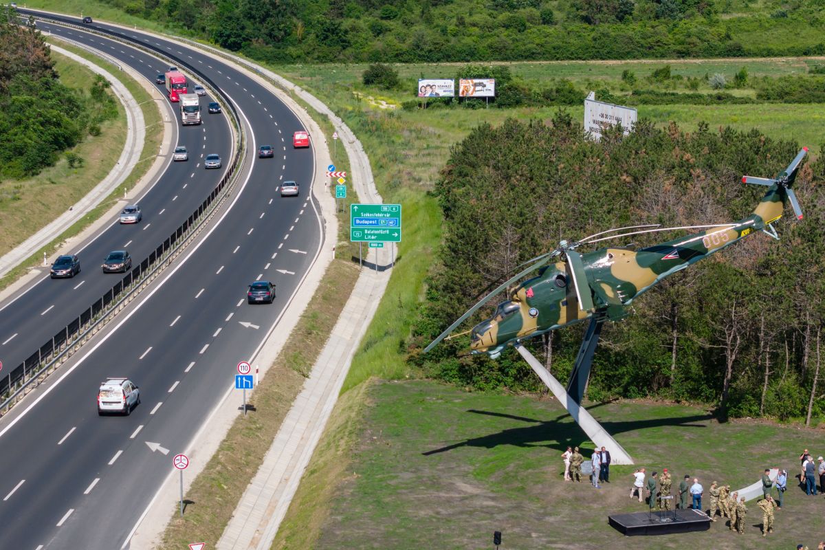 A Veszprém-Szentkirályszabadja repülőtér bekötőútjánál állított Mi-24D harcihelikopter-emlékmű Veszprém közelében az avatása napján, 2024. május 29-én.