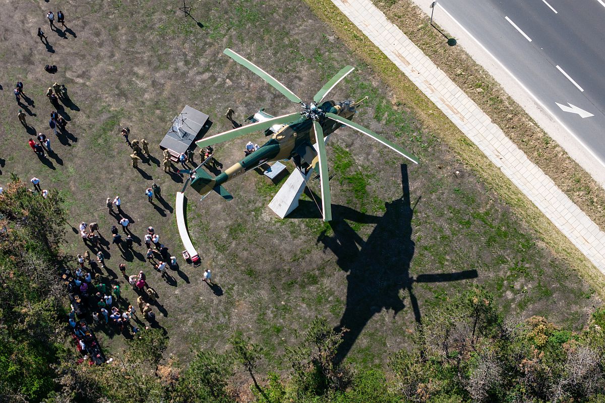 A Veszprém-Szentkirályszabadja repülőtér bekötőútjánál állított Mi-24D harcihelikopter-emlékmű Veszprém közelében az avatása napján, 2024. május 29-én.