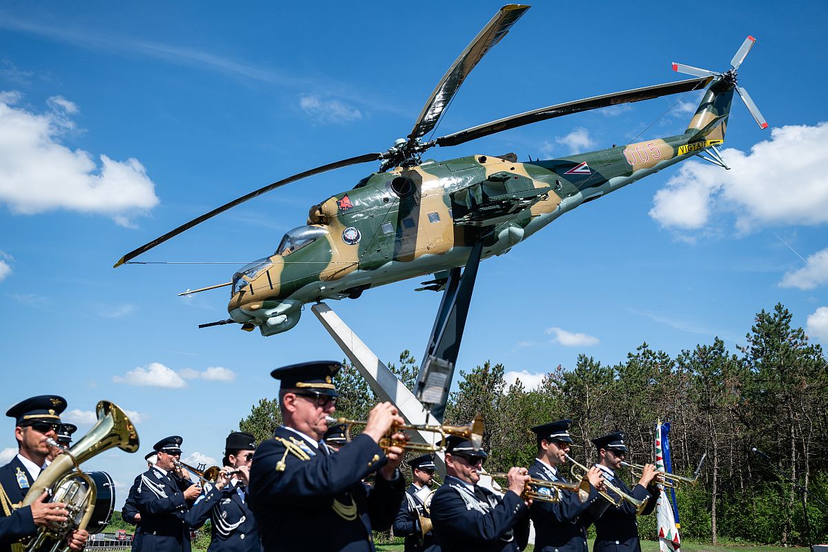 A Veszprém-Szentkirályszabadja repülőtér bekötőútjánál állított Mi-24D harcihelikopter-emlékmű Veszprém közelében az avatása napján, 2024. május 29-én.