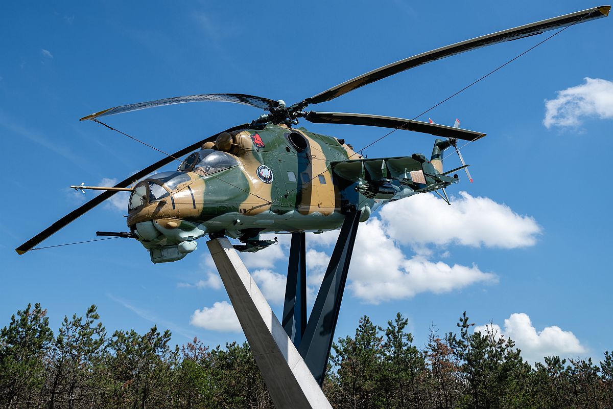 A Veszprém-Szentkirályszabadja repülőtér bekötőútjánál állított Mi-24D harcihelikopter-emlékmű Veszprém közelében az avatása napján, 2024. május 29-én.