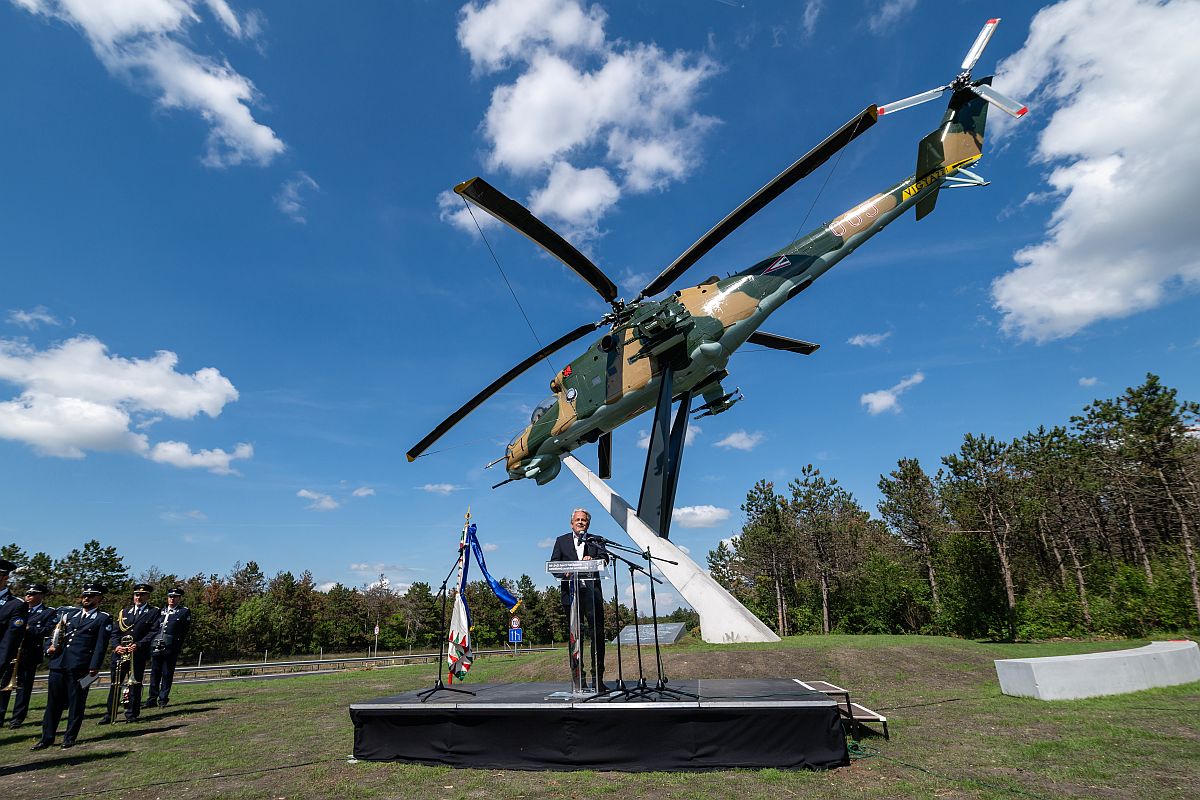 A Veszprém-Szentkirályszabadja repülőtér bekötőútjánál állított Mi-24D harcihelikopter-emlékmű Veszprém közelében az avatása napján, 2024. május 29-én.