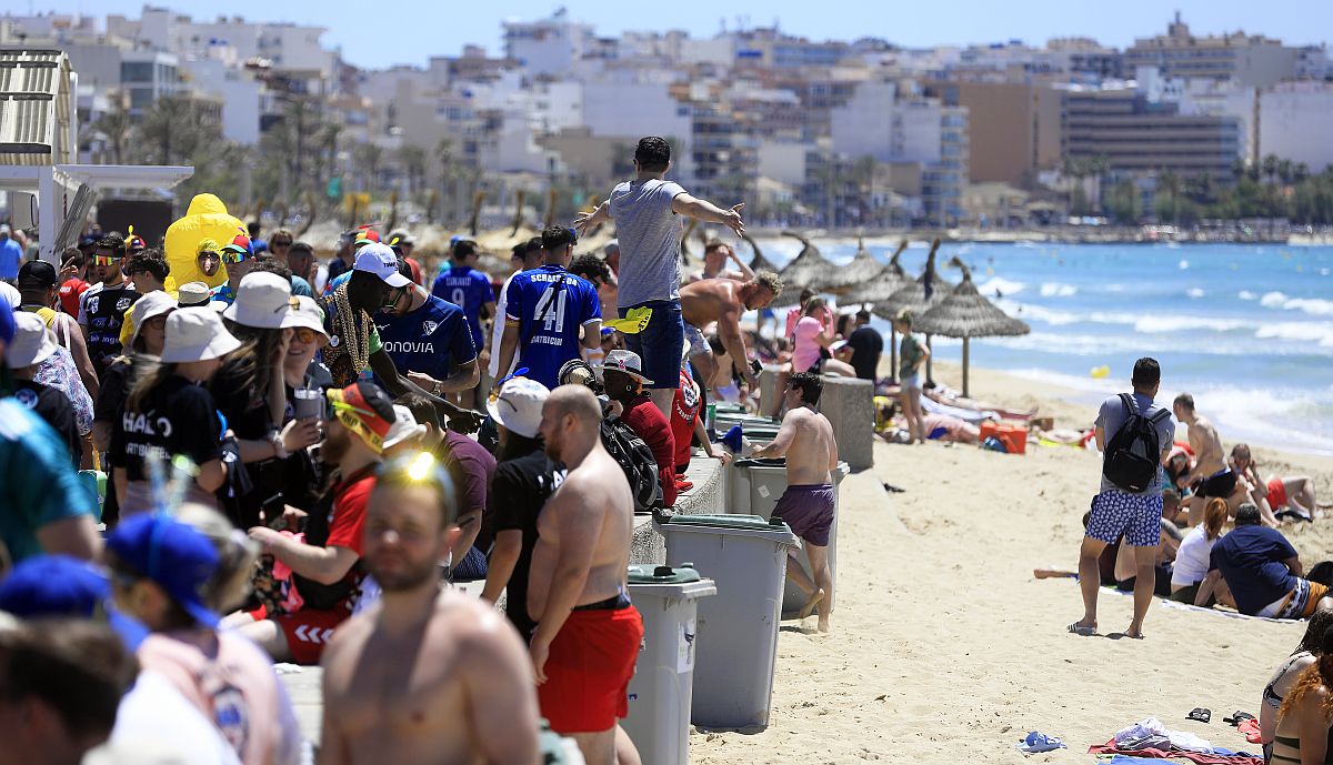 Turisták Palma város egyik strandján.