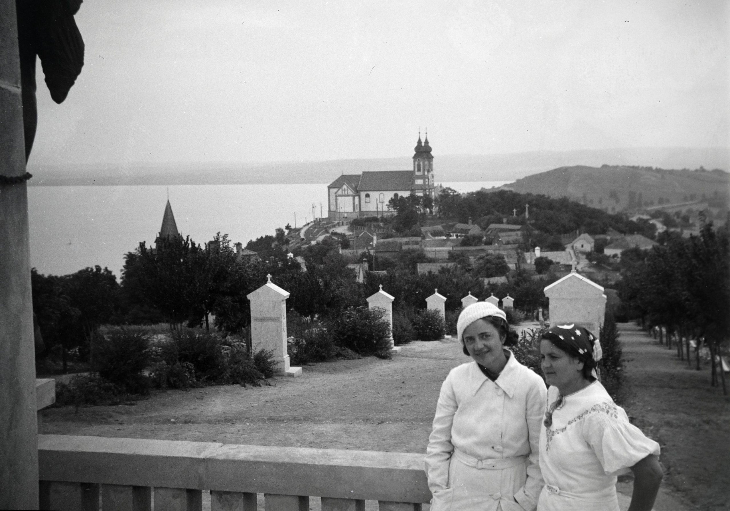 Tihany, Attila domb, IV. Károly király emlékére emelt kálvária. Középen a Bencés Apátság. 1936