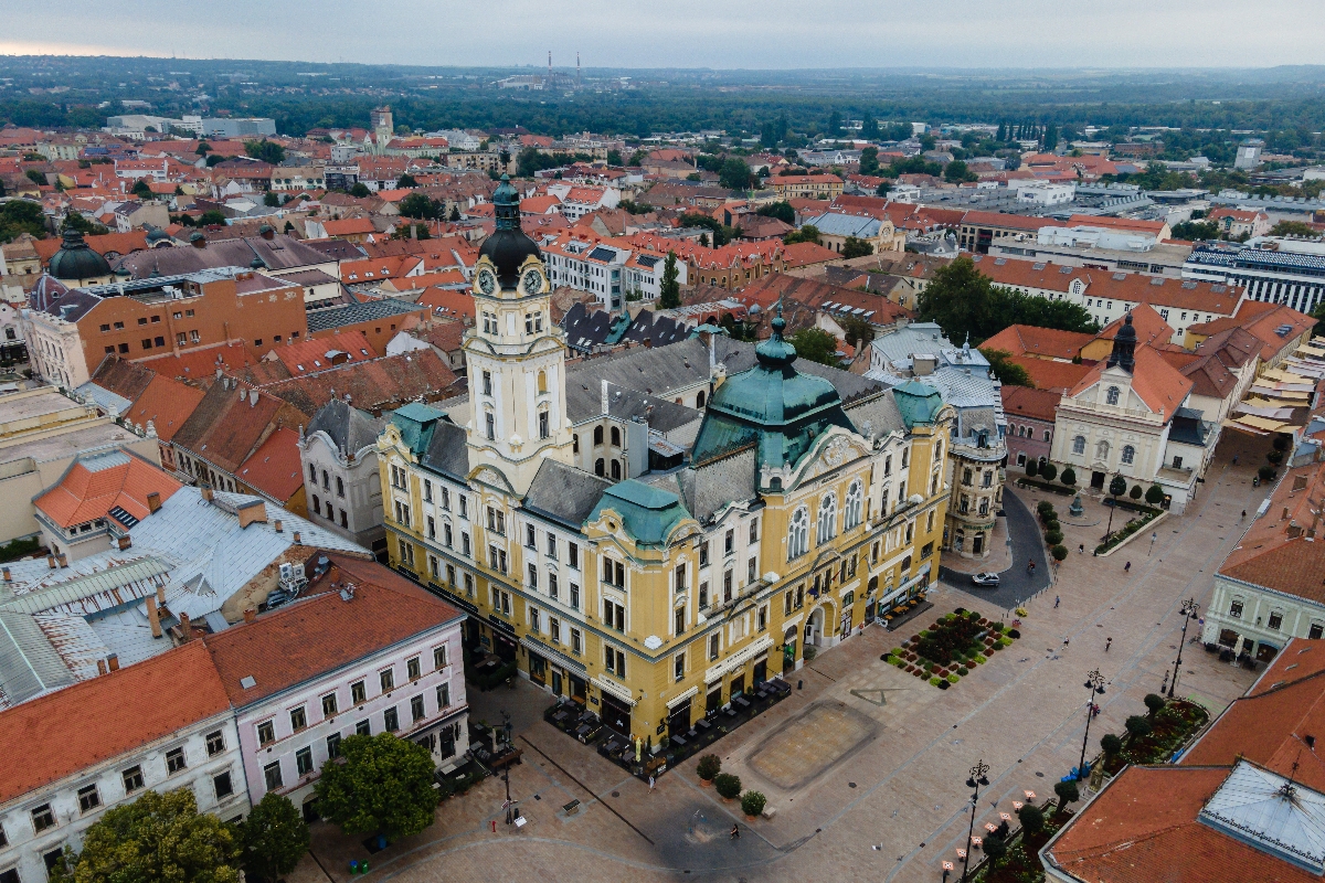 A drónnal készült felvételen a pécsi városháza