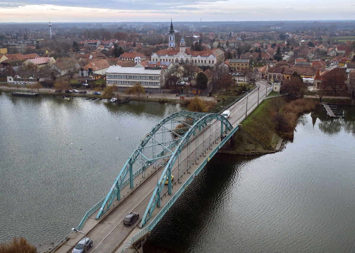 A ráckevei Árpád híd, amely a Csepel-szigetet köti össze az 51-es úttal,