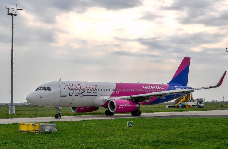 A Wizz Air légitársaság Eindhovenbe tartó járata felszállás elõtt a Debrecen Nemzetközi Repülõtéren 2022. október 11-én. 10 éves együttmûködését ünnepli a repülõtér és a Wizz Air légitársaság.