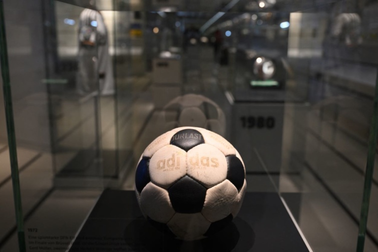 Egy labdát állítanak ki a Német Futballmúzeumban Dortmundban.