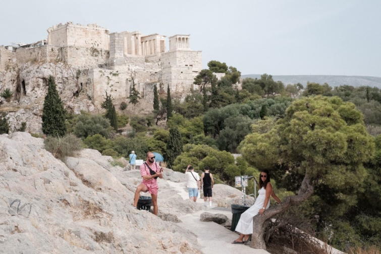 Turisták az Akropolisznál 2024. június 13-án.