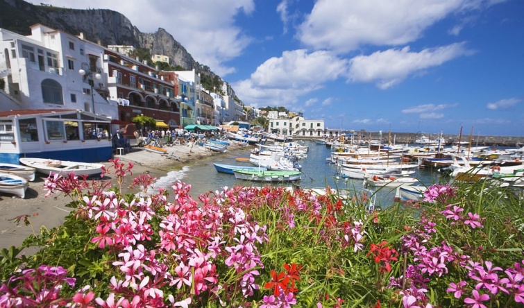 Kikötő Capri szigetén az előtérben virágágyással.