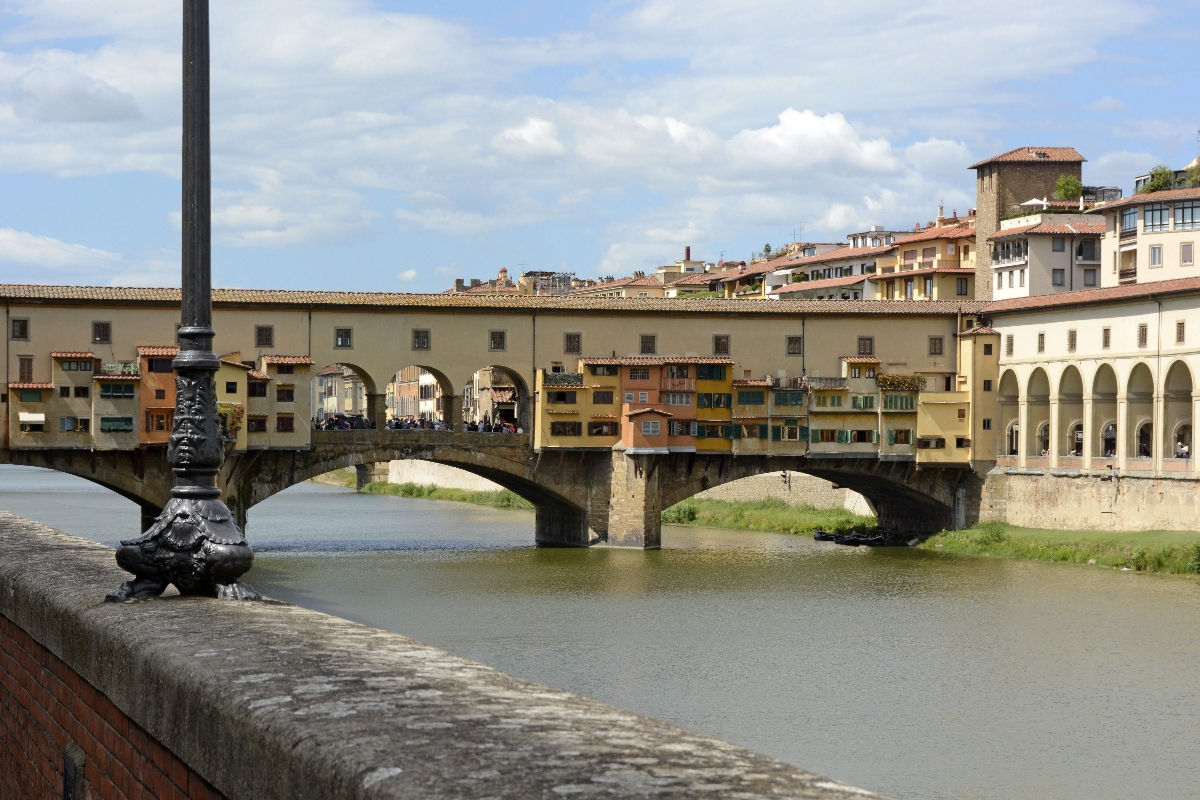 A Ponte Vecchio (Régi híd) Firenze belvárosában az Arno folyón ível át,