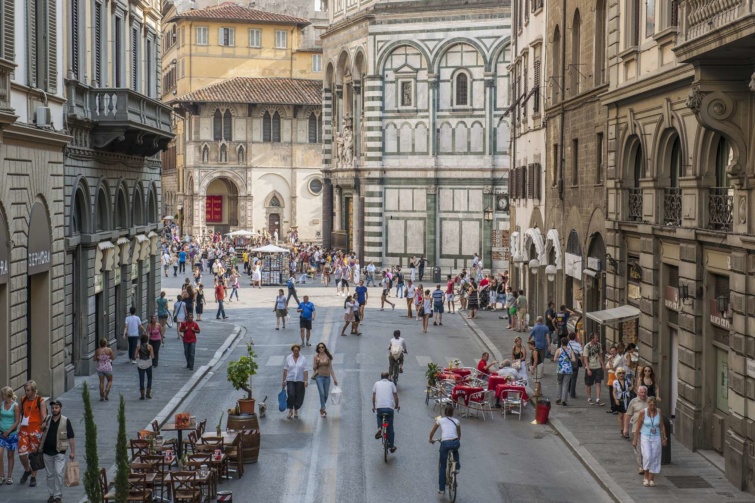 Firenzei utcakép járókelőkkel, szép óvárosi épületekkel